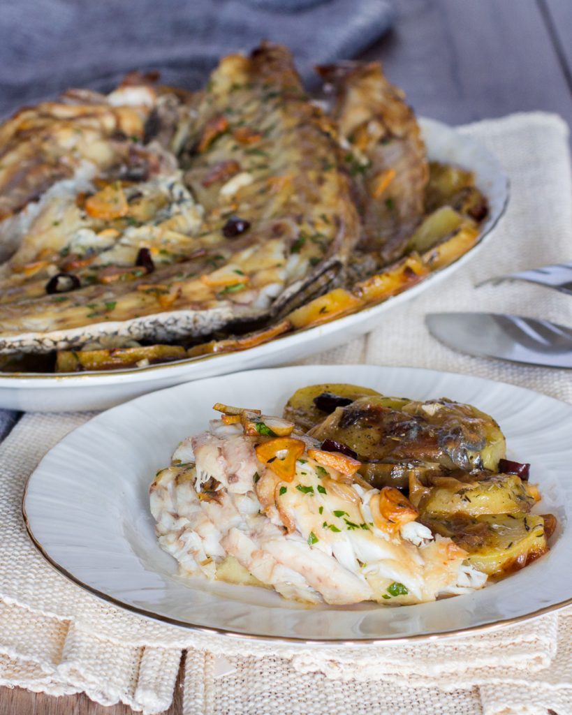 CORVINA AL HORNO Con Cebolla Y Patatas Panadera Comando Cocina CORVINA AL HORNO Con Cebolla Y Patatas Panadera Comando Cocina