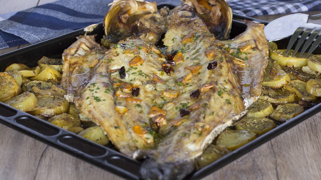 CORVINA AL HORNO Con Cebolla Y Patatas Panadera Comando Cocina CORVINA AL HORNO Con Cebolla Y Patatas Panadera Comando Cocina